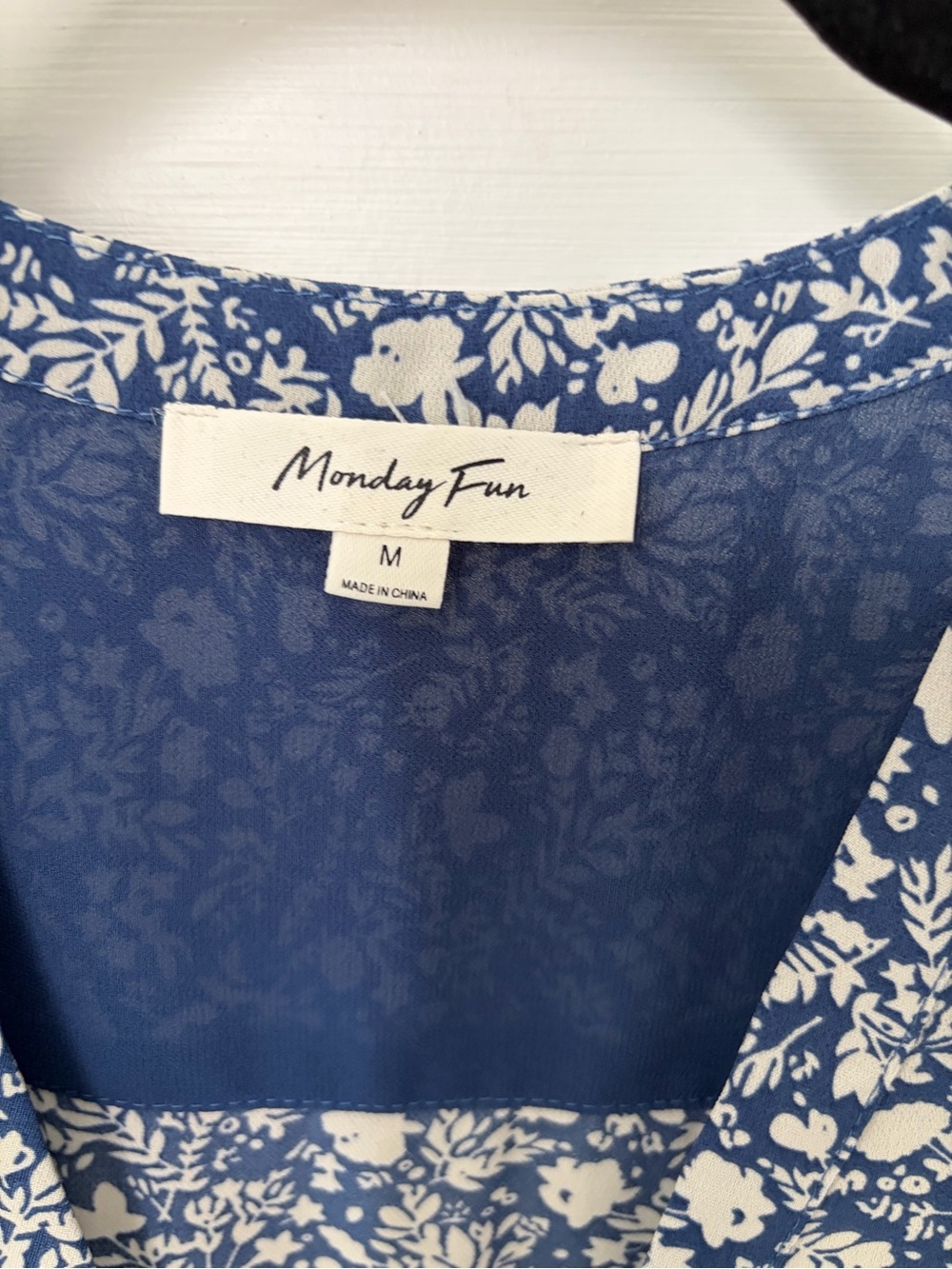 Monday Fun Blue and White Floral V-Neck Blouse sz M - Picture 2 of 4